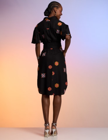 Chemise com Bordados Florais e Faixa