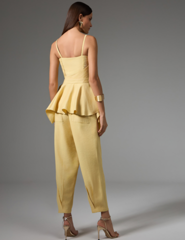 Conjunto com Blusa Assimétrica e Calça Reta