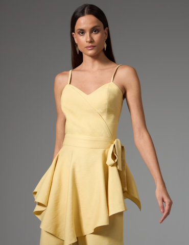 Conjunto com Blusa Assimétrica e Calça Reta