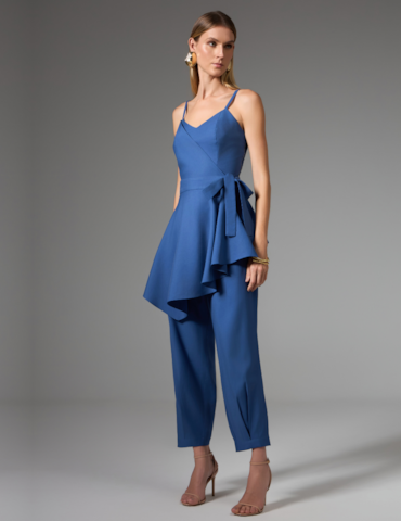 Conjunto com Blusa Assimétrica e Calça Reta