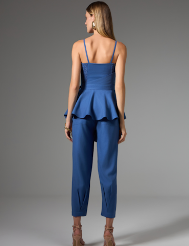 Conjunto com Blusa Assimétrica e Calça Reta