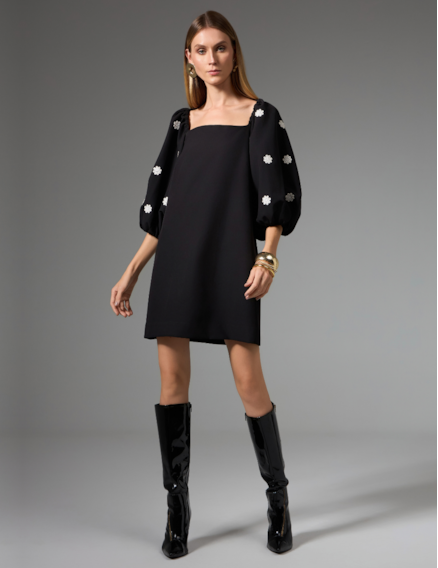 Vestido Curto com Mangas Bordadas Vestido Curto com Mangas Bordadas