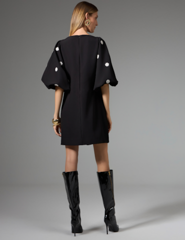 Vestido Curto com Mangas Bordadas