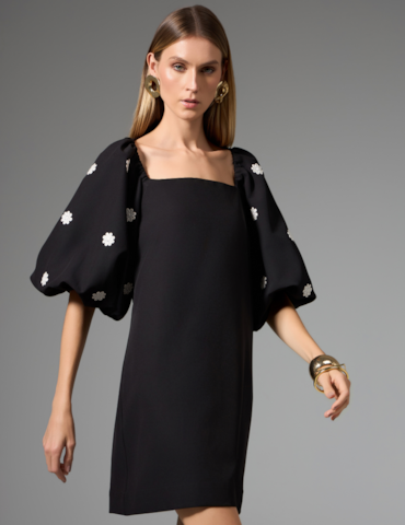 Vestido Curto com Mangas Bordadas