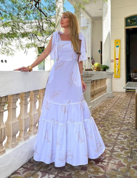 Vestido Longo Bordado com Detalhe em Renda